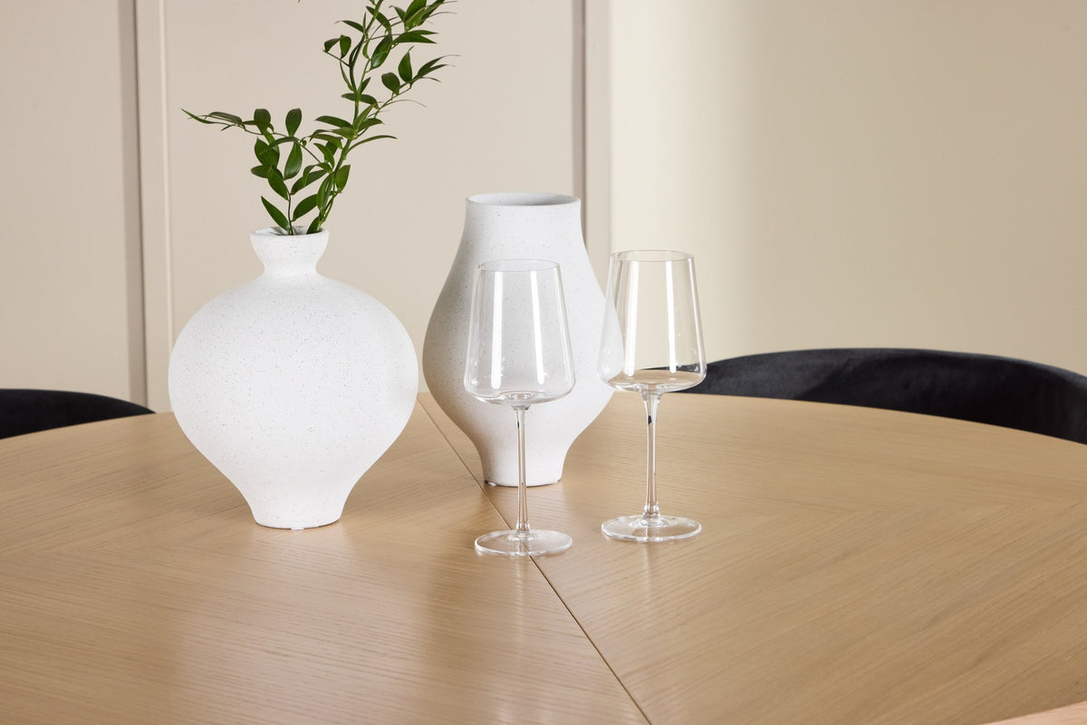 Schwarzer Esstisch Strada aus MDF mit sechs Edina Stühlen mit Samtbezug, ausziehbare Tischplatte, skandinavisches Design von Venture Home.