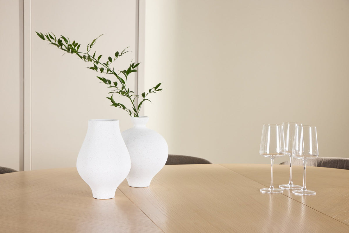 Schwarzer Esstisch Strada aus MDF mit sechs Edina Stühlen mit Samtbezug, ausziehbare Tischplatte, skandinavisches Design von Venture Home.