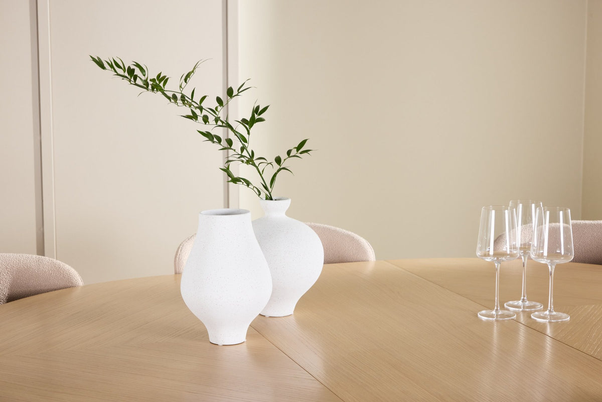 Rundes Esstischset Strada mit sechs Astoria-Stühlen aus MDF und Bouclé-Bezug, Ausführung Schwarz oder White Wash, sechs Sitzplätze