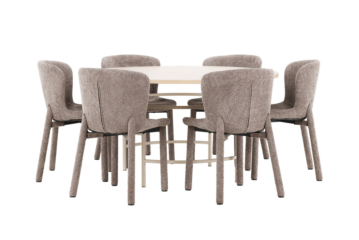 Rundes Esszimmerset: Esstisch ⌀140 cm mit Whitewash-Tischplatte aus MDF und Metall, dazu zwei braune Astoria-Esszimmerstühle von Venture Home.