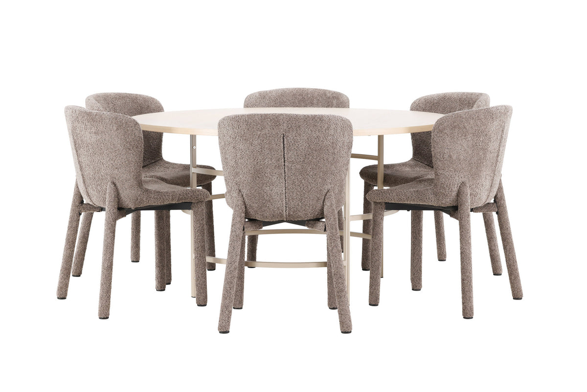 Rundes Esszimmerset: Esstisch ⌀140 cm mit Whitewash-Tischplatte aus MDF und Metall, dazu zwei braune Astoria-Esszimmerstühle von Venture Home.