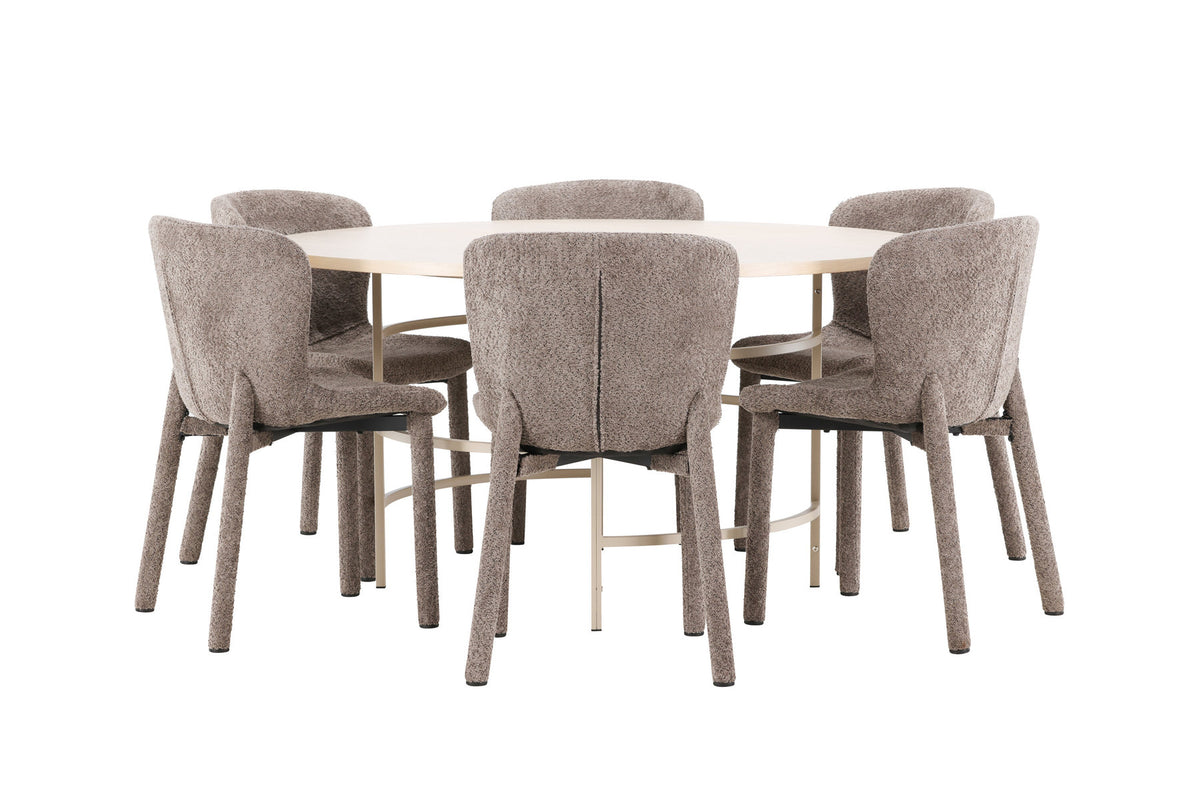 Rundes Esszimmerset: Esstisch ⌀140 cm mit Whitewash-Tischplatte aus MDF und Metall, dazu zwei braune Astoria-Esszimmerstühle von Venture Home.