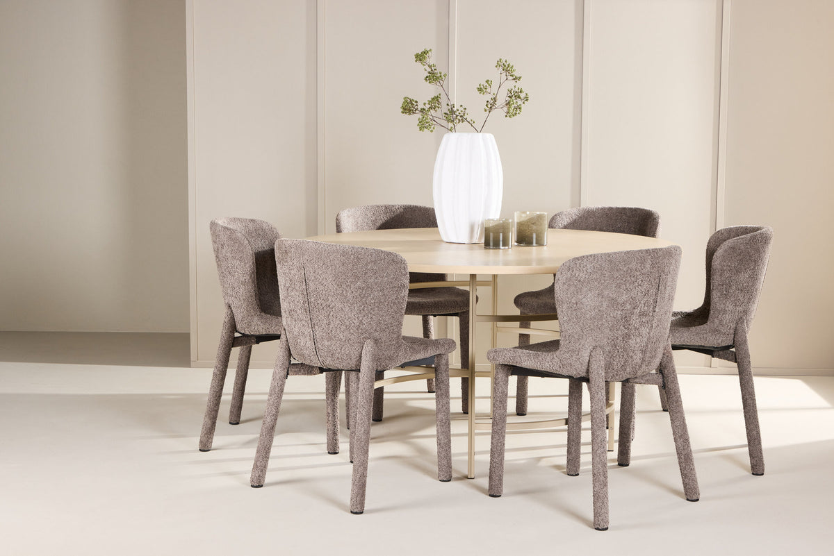 Rundes Esszimmerset: Esstisch ⌀140 cm mit Whitewash-Tischplatte aus MDF und Metall, dazu zwei braune Astoria-Esszimmerstühle von Venture Home.