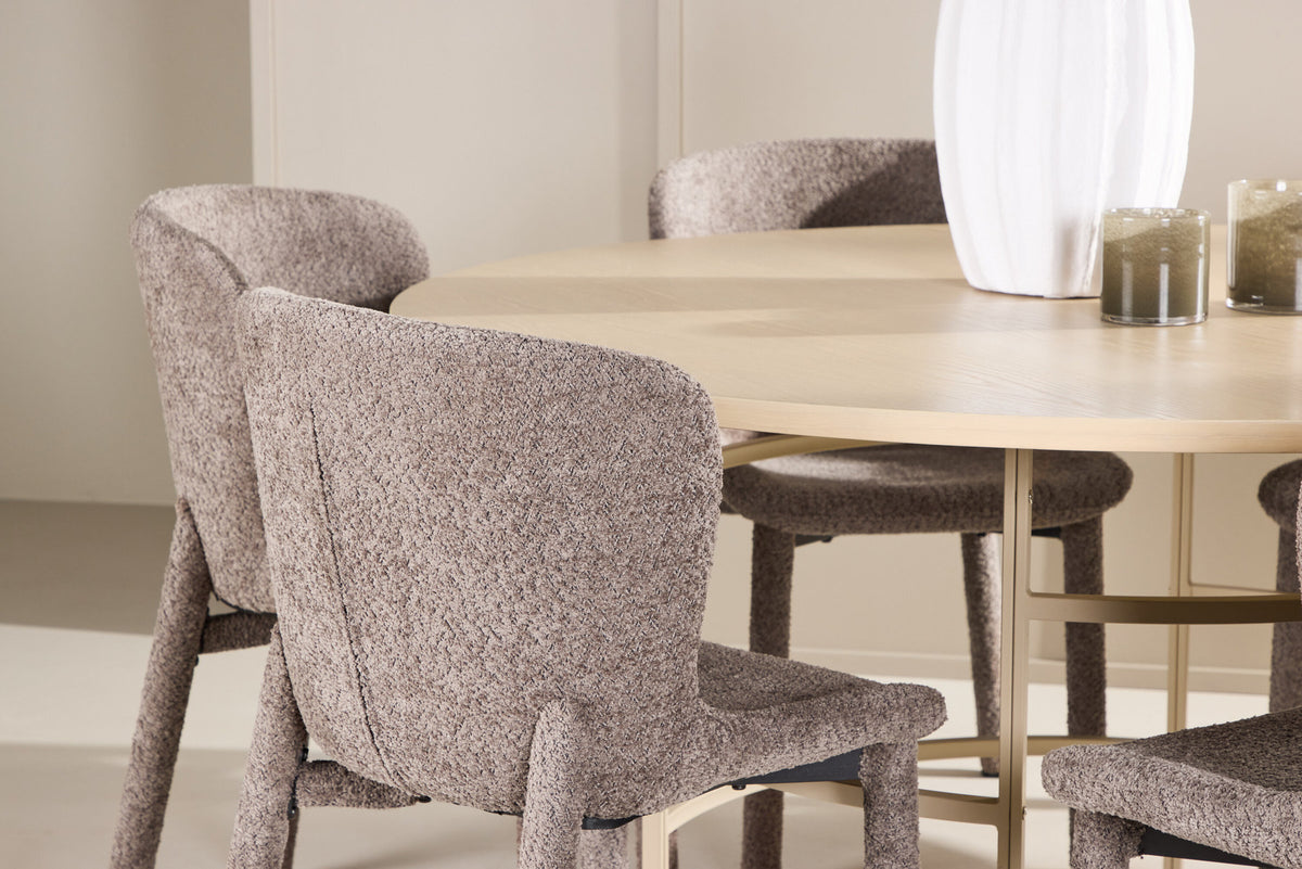 Rundes Esszimmerset: Esstisch ⌀140 cm mit Whitewash-Tischplatte aus MDF und Metall, dazu zwei braune Astoria-Esszimmerstühle von Venture Home.