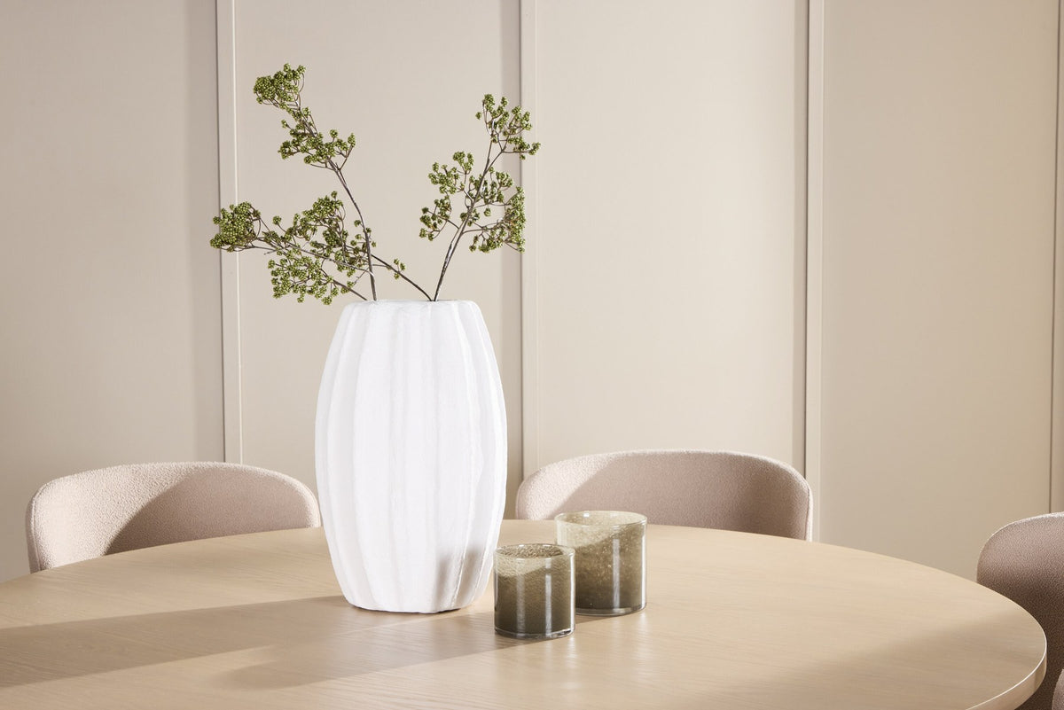 Runder Esstisch Copenhagen aus MDF in White Wash mit sechs Astoria-Stühlen aus Metall mit beiger Bouclé-Polsterung im Esszimmer.