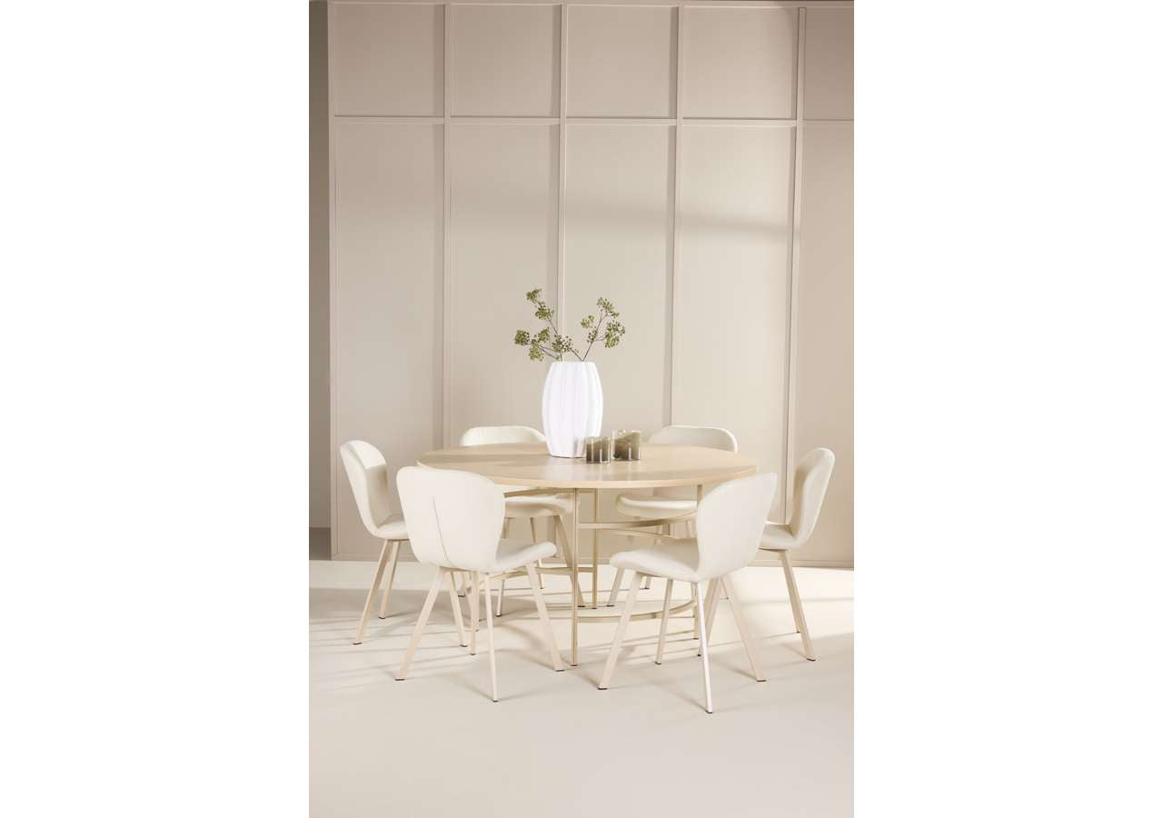 Ein stilvolles Esszimmerset mit einem runden, weissgewaschenen Tisch und bequemen, beigen Stühlen für gesellige Runden.