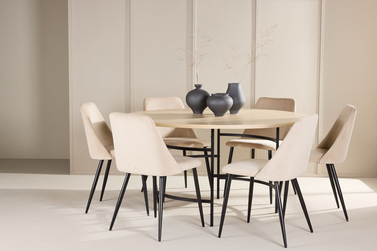 Rundes Esszimmerset Copenhagen mit Nachtstuhl von Venture Home: Tisch aus MDF in White Wash mit Metallgestell und sechs Samt-Stühlen mit schwarzen Beinen.