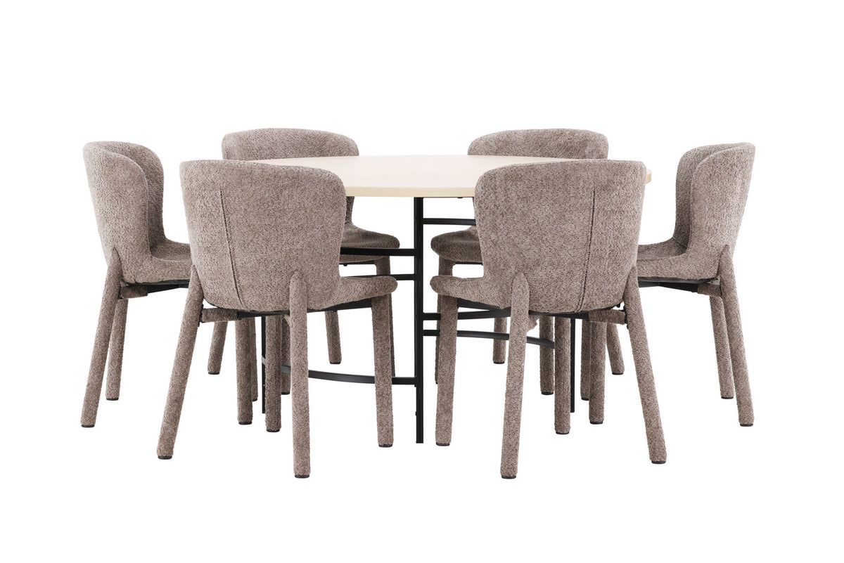 Rundes Esszimmerset: Esstisch ⌀140 cm mit Whitewash-Tischplatte aus MDF und Metall, dazu zwei braune Astoria-Esszimmerstühle von Venture Home.