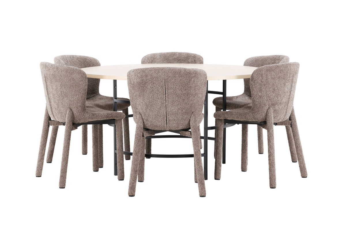 Rundes Esszimmerset: Esstisch ⌀140 cm mit Whitewash-Tischplatte aus MDF und Metall, dazu zwei braune Astoria-Esszimmerstühle von Venture Home.
