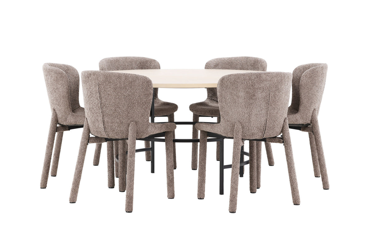 Rundes Esszimmerset: Esstisch ⌀140 cm mit Whitewash-Tischplatte aus MDF und Metall, dazu zwei braune Astoria-Esszimmerstühle von Venture Home.