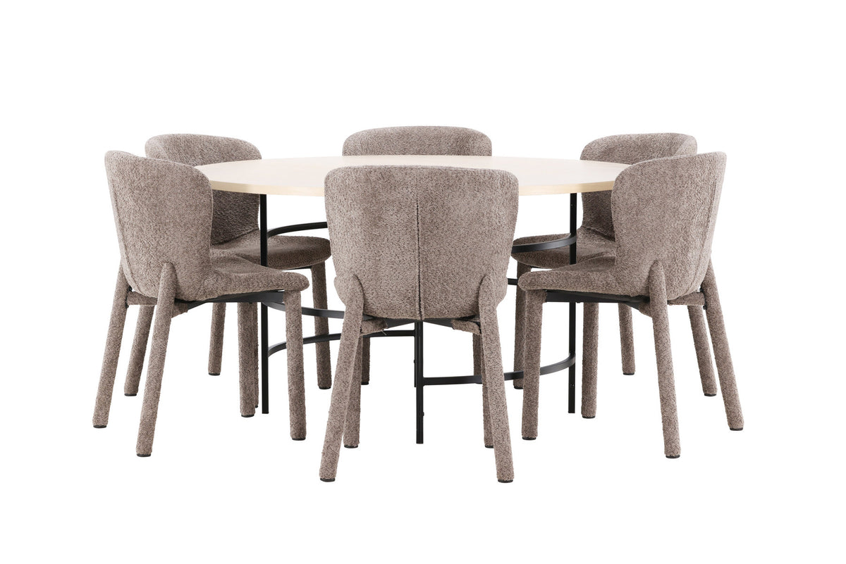 Rundes Esszimmerset: Esstisch ⌀140 cm mit Whitewash-Tischplatte aus MDF und Metall, dazu zwei braune Astoria-Esszimmerstühle von Venture Home.