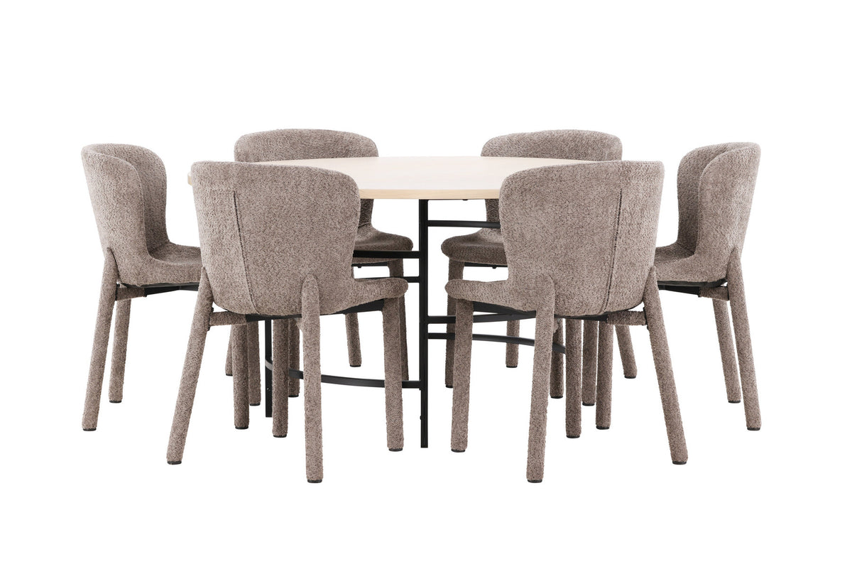 Rundes Esszimmerset: Esstisch ⌀140 cm mit Whitewash-Tischplatte aus MDF und Metall, dazu zwei braune Astoria-Esszimmerstühle von Venture Home.