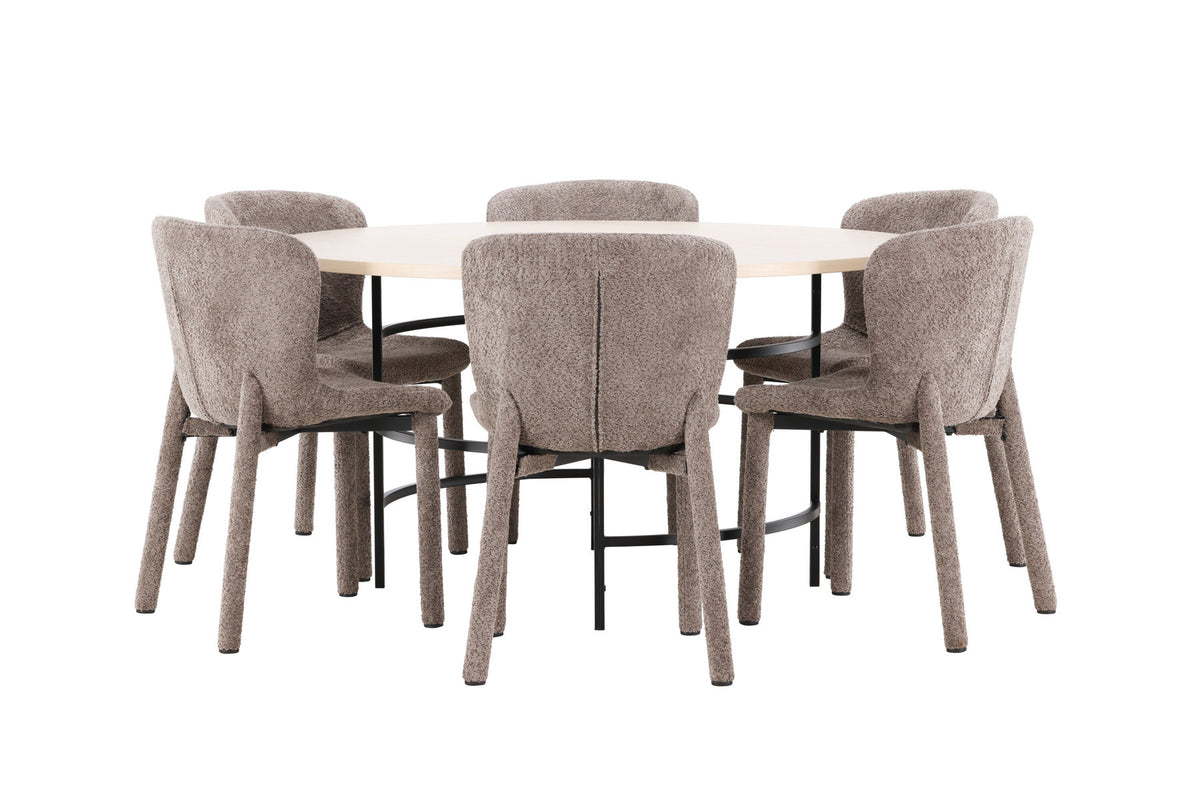 Rundes Esszimmerset: Esstisch ⌀140 cm mit Whitewash-Tischplatte aus MDF und Metall, dazu zwei braune Astoria-Esszimmerstühle von Venture Home.