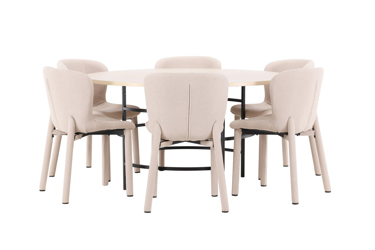 Runder Esstisch Copenhagen aus MDF in White Wash mit sechs Astoria-Stühlen aus Metall mit beiger Bouclé-Polsterung im Esszimmer.