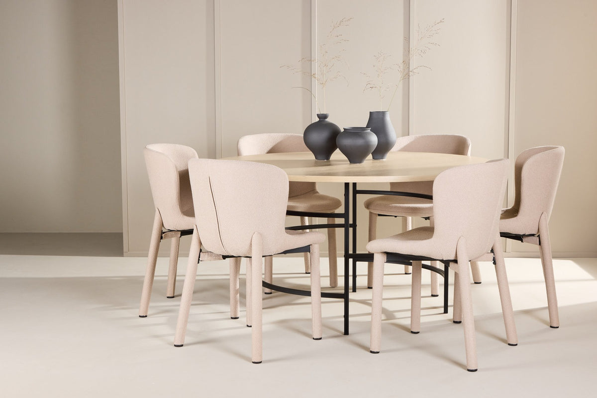 Runder Esstisch Copenhagen aus MDF in White Wash mit sechs Astoria-Stühlen aus Metall mit beiger Bouclé-Polsterung im Esszimmer.