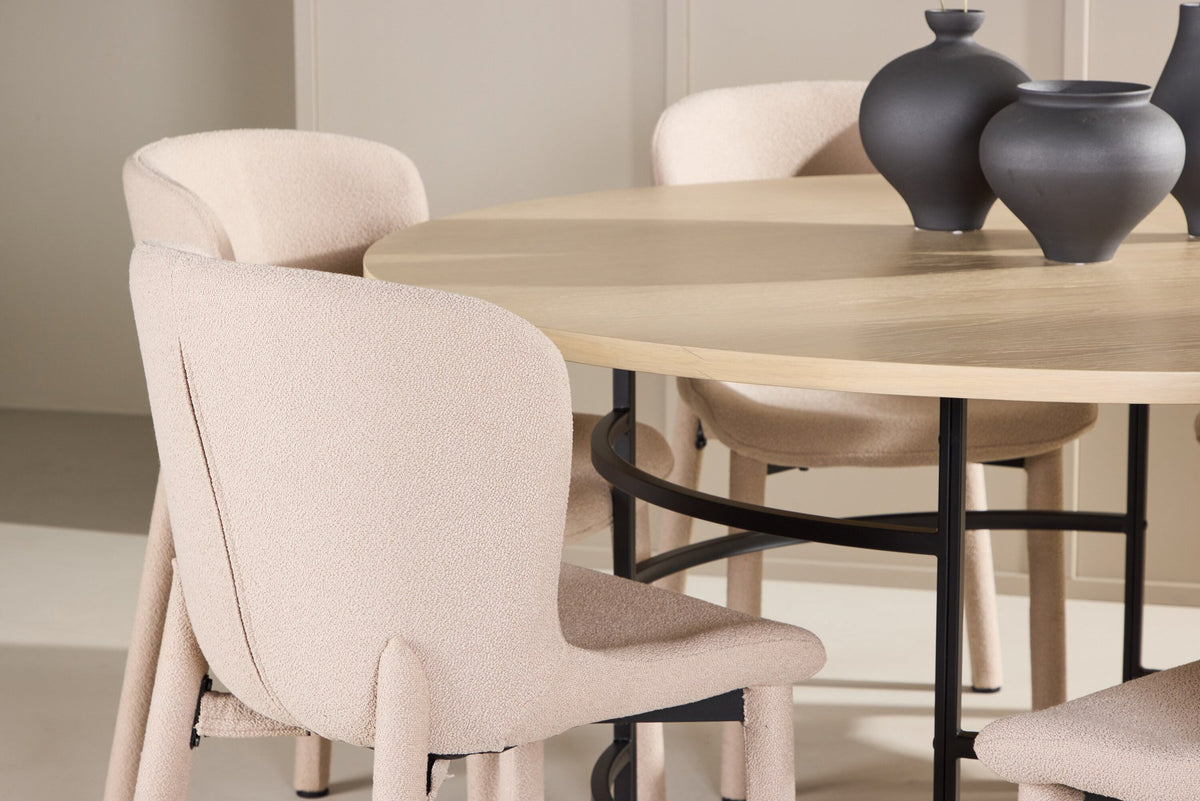 Runder Esstisch Copenhagen aus MDF in White Wash mit sechs Astoria-Stühlen aus Metall mit beiger Bouclé-Polsterung im Esszimmer.