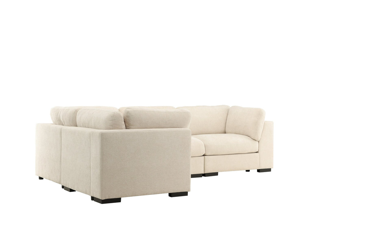 Ecksofa Salerno in Beige mit Polyesterbezug, beigen Kissen und schlanken schwarzen Kunststoffbeinen, Sitzhöhe 47 cm.