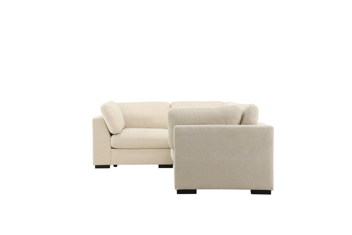 Ecksofa Salerno in Beige mit Polyesterbezug, beigen Kissen und schlanken schwarzen Kunststoffbeinen, Sitzhöhe 47 cm.