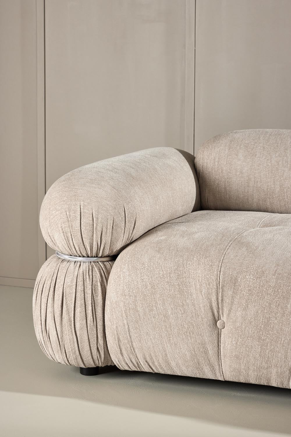 Mika 2-Sitzer-Sofa in Beige präsentiert im Onlineshop von KAQTU Design AG. 2er Sofa ist von Venture Home