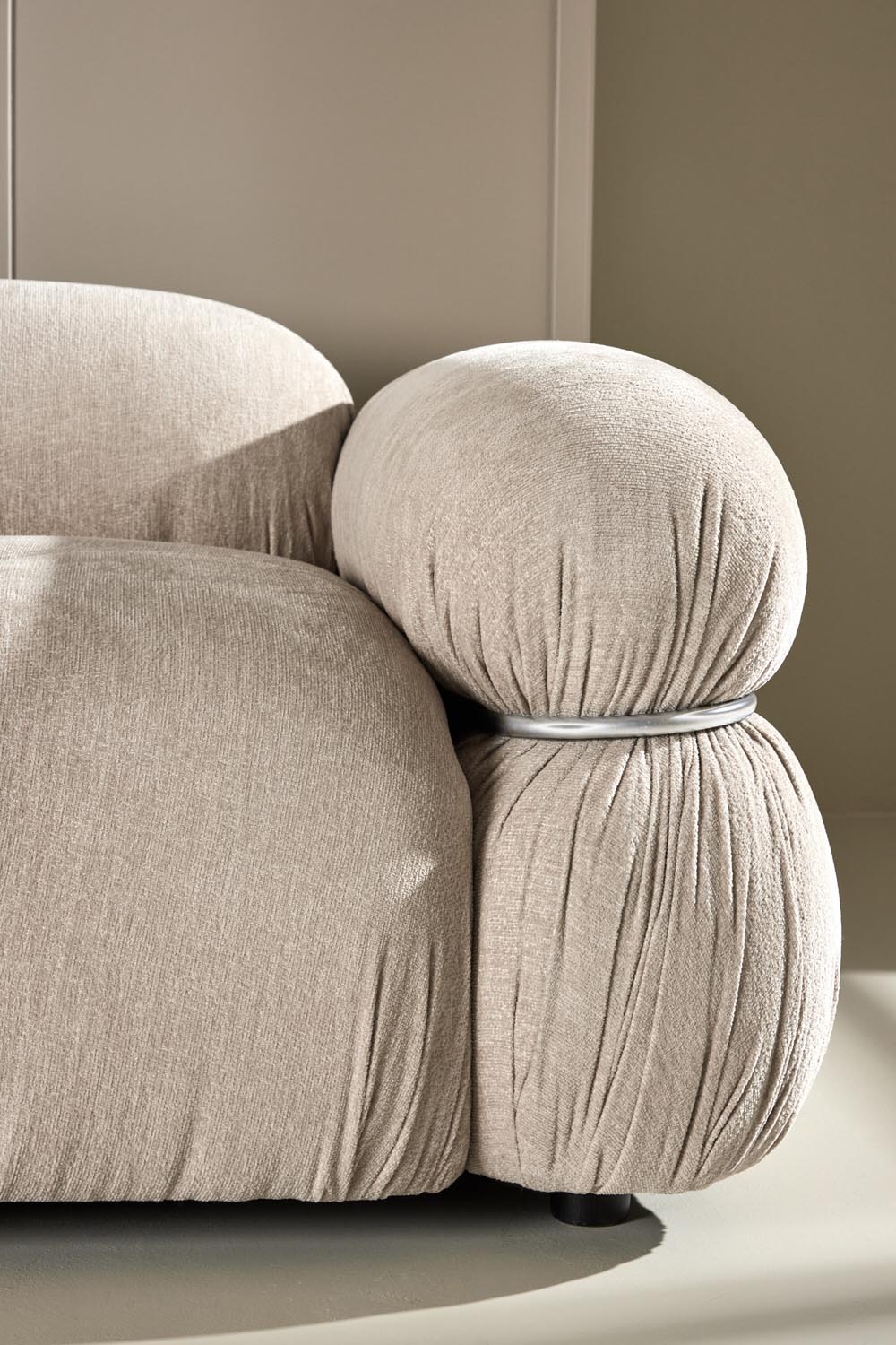 Mika 2-Sitzer-Sofa in Beige präsentiert im Onlineshop von KAQTU Design AG. 2er Sofa ist von Venture Home