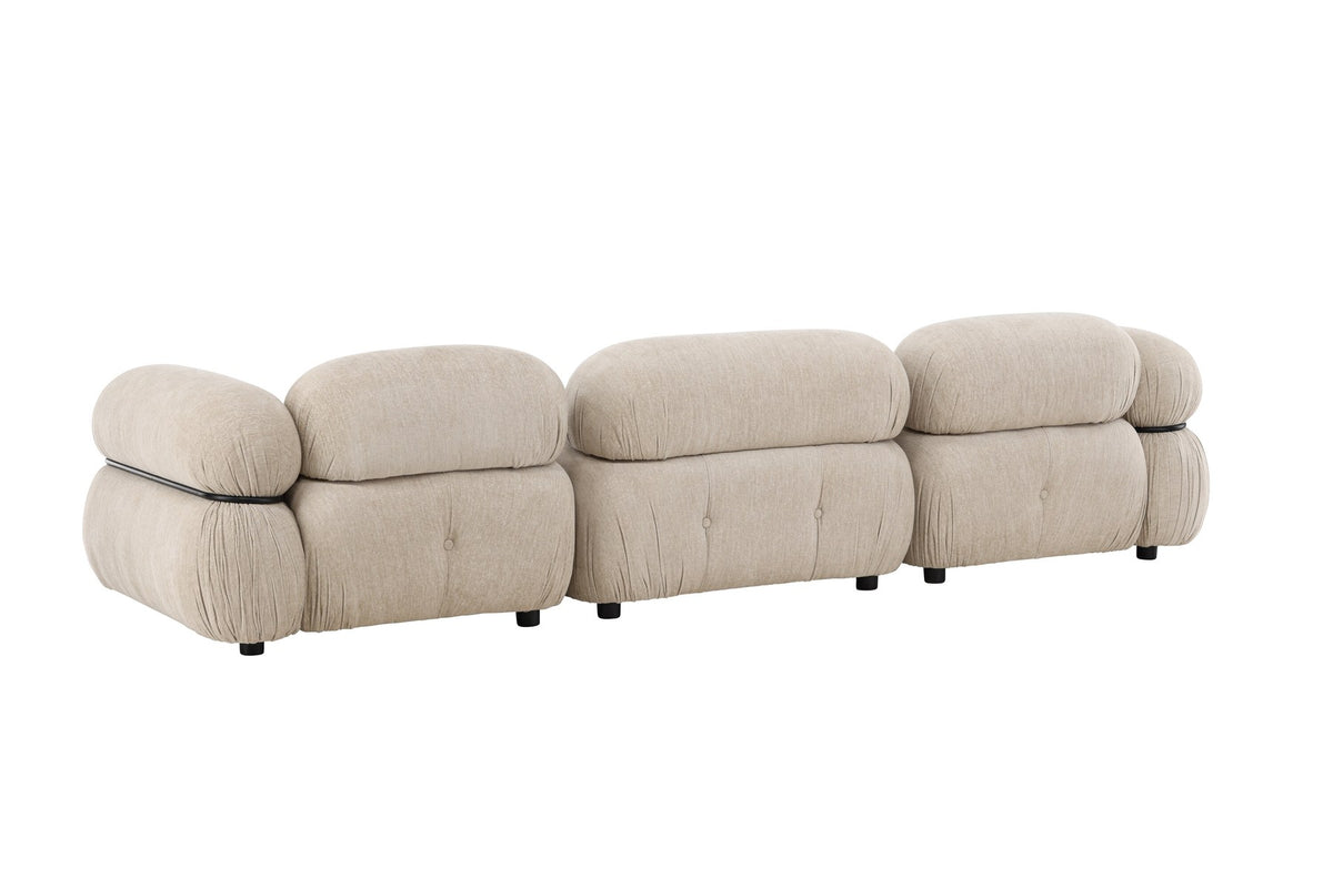 Beiges 3-Sitzer Sofa Mika mit schwarzen Beinen, Bezug aus Polyester, Schaumstoff-Polsterung, moderne klare Linienführung.