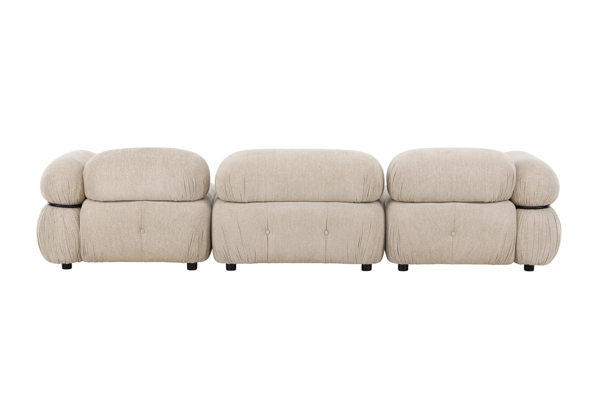 Beiges 3-Sitzer Sofa Mika mit schwarzen Beinen, Bezug aus Polyester, Schaumstoff-Polsterung, moderne klare Linienführung.