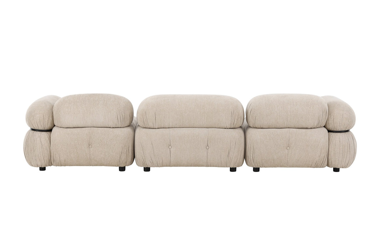 Beiges 3-Sitzer Sofa Mika mit schwarzen Beinen, Bezug aus Polyester, Schaumstoff-Polsterung, moderne klare Linienführung.