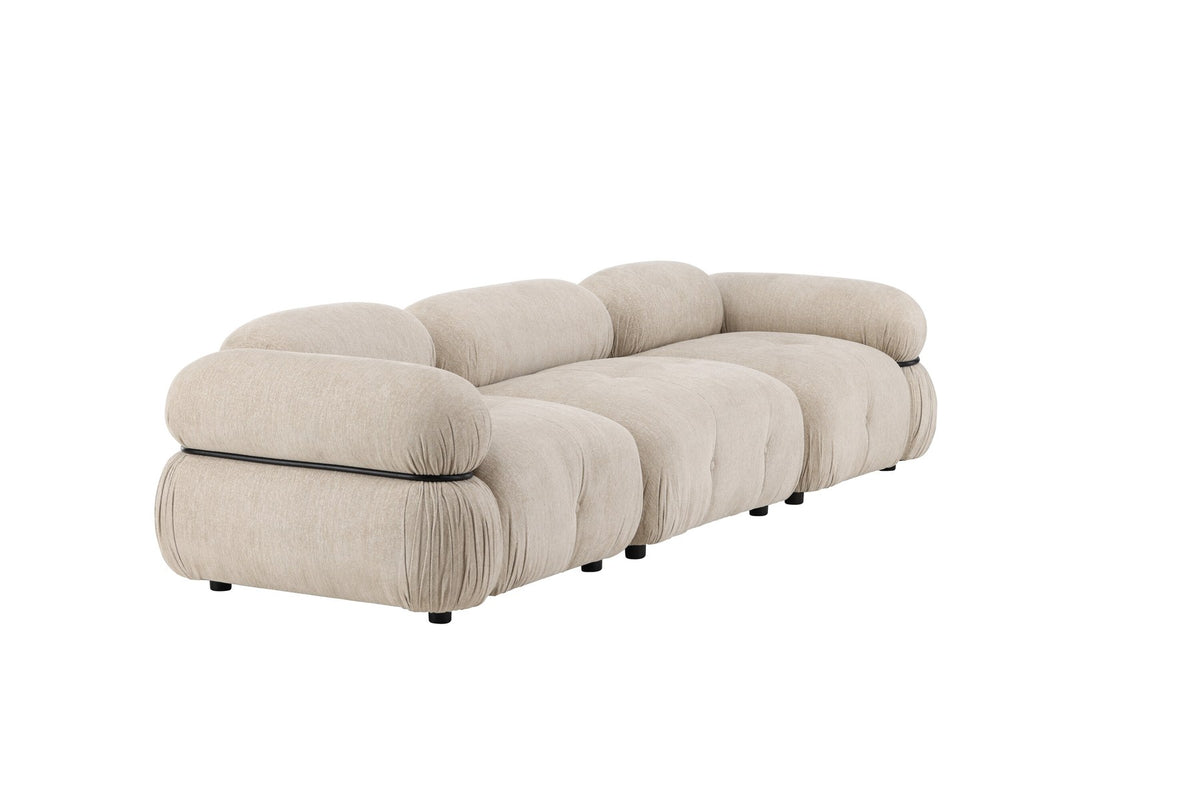 Beiges 3-Sitzer Sofa Mika mit schwarzen Beinen, Bezug aus Polyester, Schaumstoff-Polsterung, moderne klare Linienführung.