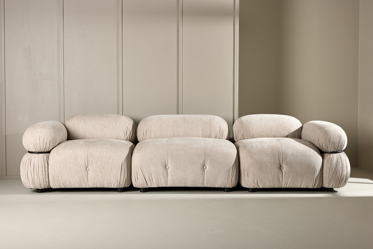 Beiges 3-Sitzer Sofa Mika mit schwarzen Beinen, Bezug aus Polyester, Schaumstoff-Polsterung, moderne klare Linienführung.