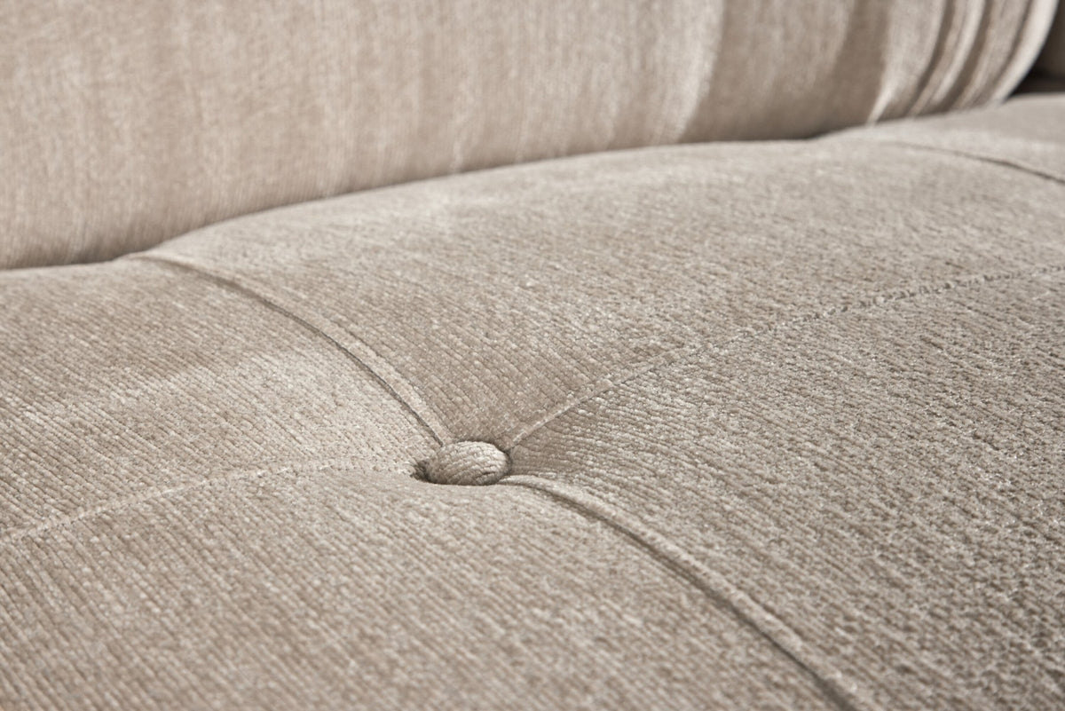 Beiges 3-Sitzer Sofa Mika mit schwarzen Beinen, Bezug aus Polyester, Schaumstoff-Polsterung, moderne klare Linienführung.