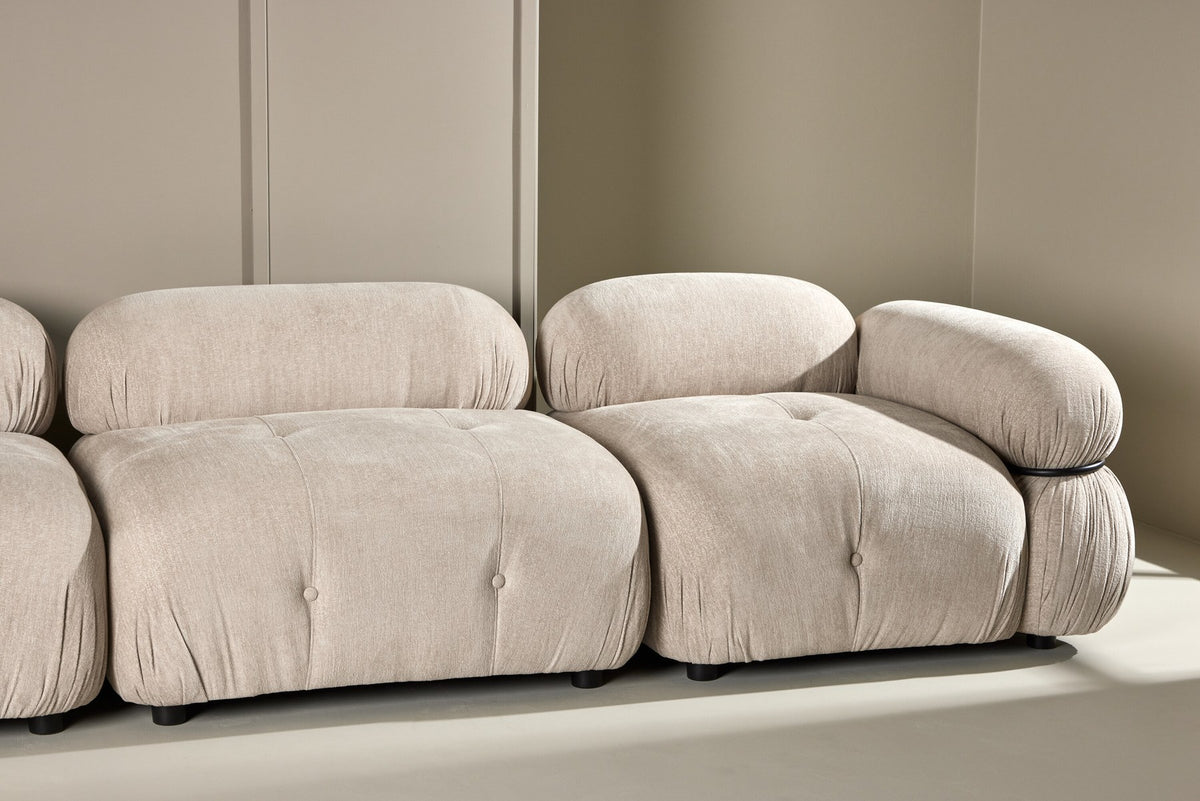 Beiges 3-Sitzer Sofa Mika mit schwarzen Beinen, Bezug aus Polyester, Schaumstoff-Polsterung, moderne klare Linienführung.