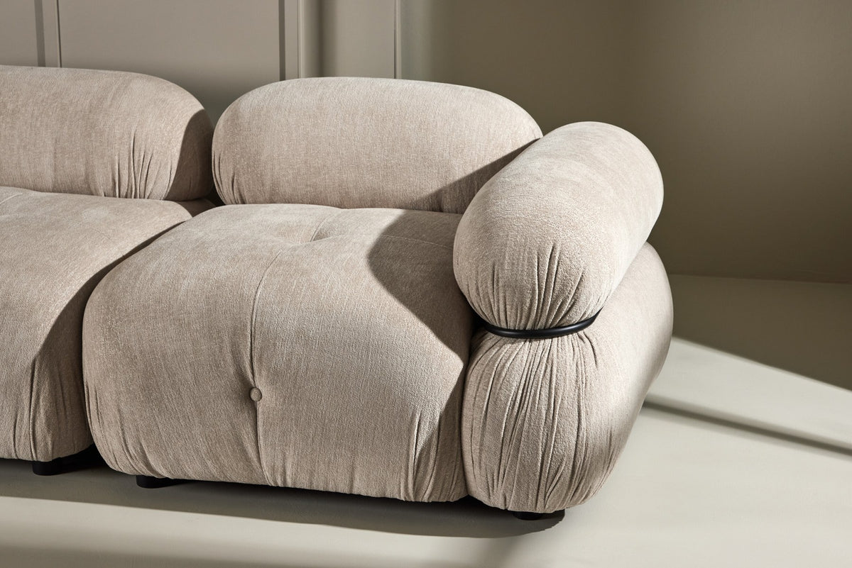 Beiges 3-Sitzer Sofa Mika mit schwarzen Beinen, Bezug aus Polyester, Schaumstoff-Polsterung, moderne klare Linienführung.