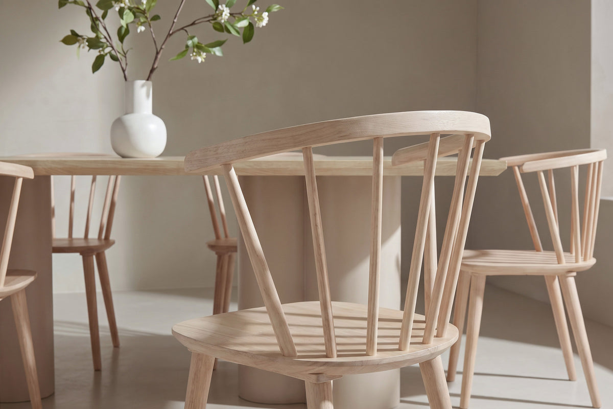 Esszimmerset Whitewash: Rechteckiger Tisch 210x100 cm mit MDF-Platte und zwei Stühle mit abgerundeter Rückenlehne aus Gummibaumholz.