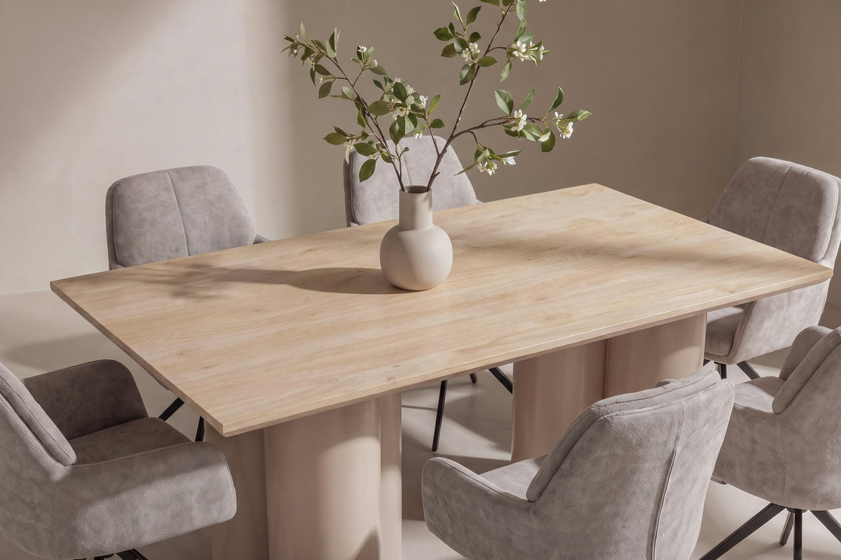 Rechteckiger Esstisch 210x100 cm mit Tischplatte in Whitewash aus MDF und Papierlaminat, dazu zwei gepolsterte Esszimmerstühle in Braun mit Metallbeinen.