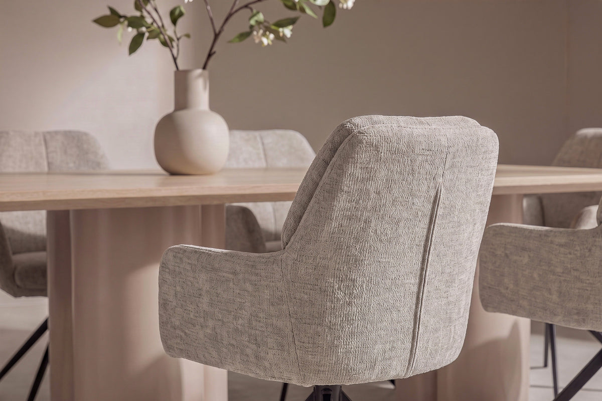 Rechteckiger Esstisch 210x100 cm mit Tischplatte in Whitewash aus MDF und Papierlaminat, dazu zwei gepolsterte Esszimmerstühle in Braun mit Metallbeinen.