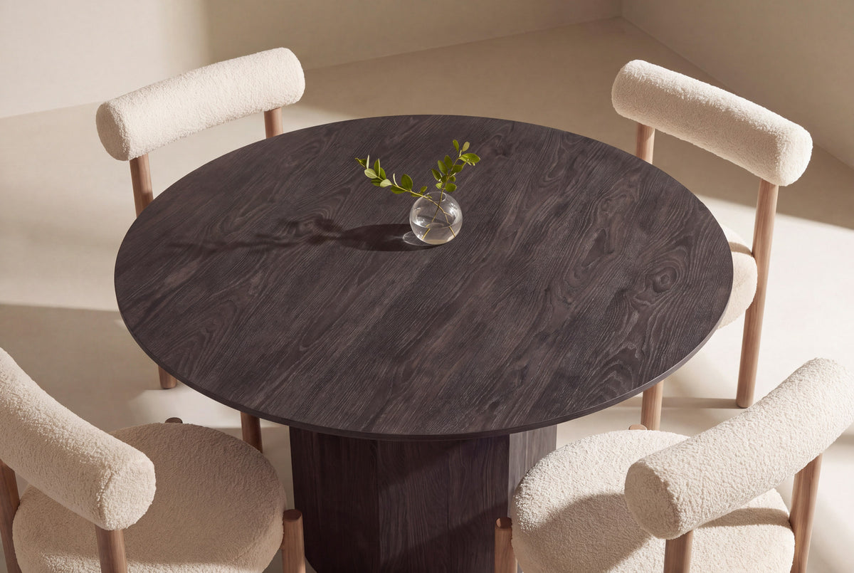 Tekla Dining Set mit Stühlen Tillo in Weiss präsentiert im Onlineshop von KAQTU Design AG. Esszimmerset ist von Venture Home