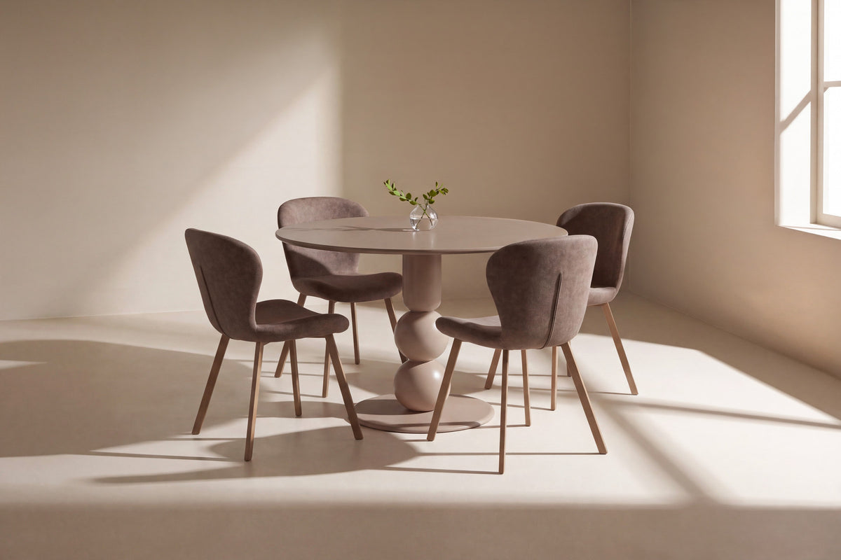 Boule Esstisch mit Lilja Stühlen in Braun präsentiert im Onlineshop von KAQTU Design AG. Esszimmerset ist von Venture Home