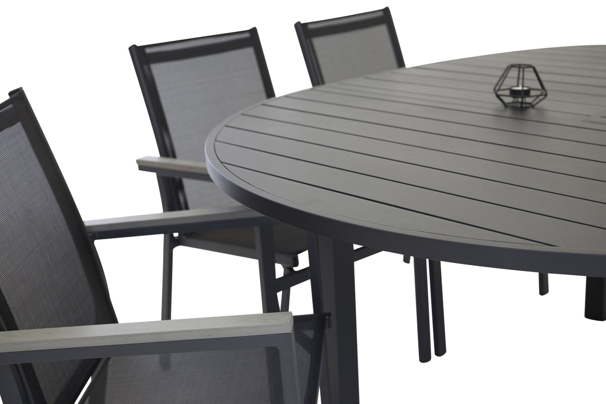 Anthrazitfarbenes Gartentischset aus Aluminium mit ausziehbarem Esstisch, schwarzer Tischplatte und stapelbaren Parma-Stühlen im Freien.