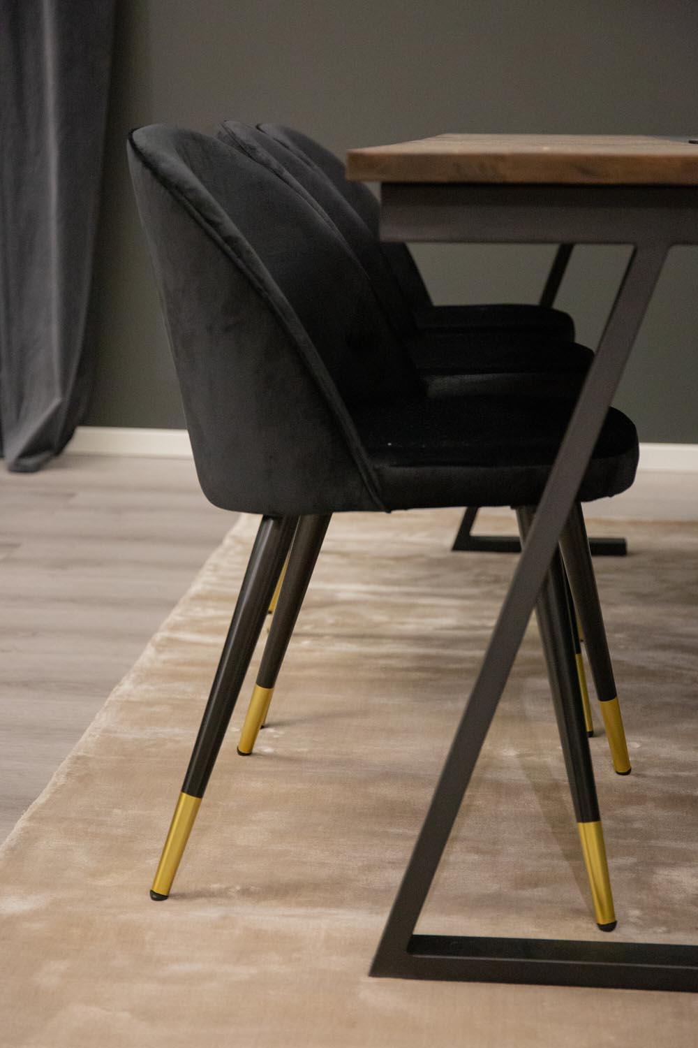 Jakarta Esszimmerset + Velvet 200cm/6St. in Schwarz / Gold präsentiert im Onlineshop von KAQTU Design AG. Esszimmerset ist von Venture Home