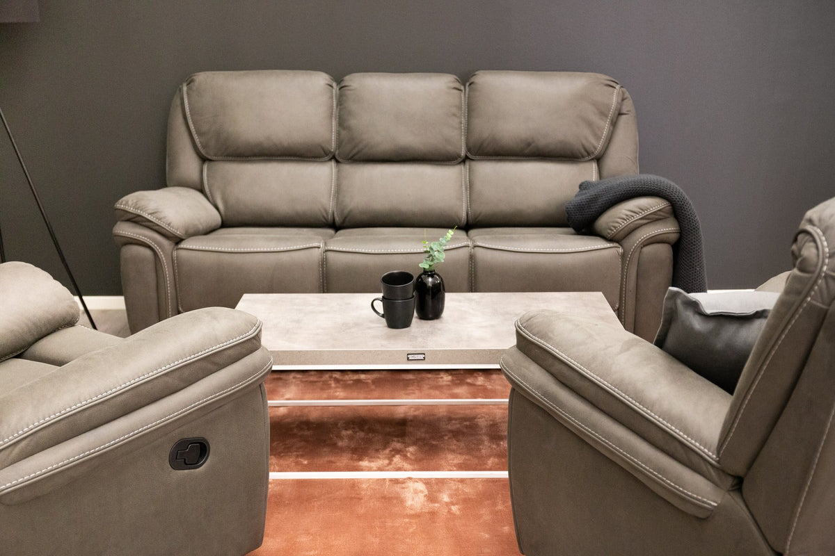 Graues 3er Relaxsofa der Serie Saranda von Venture Home mit Mikrofaser-Bezug, Kunststoffbeinen und Gestell aus Sperrholz und Stahl.