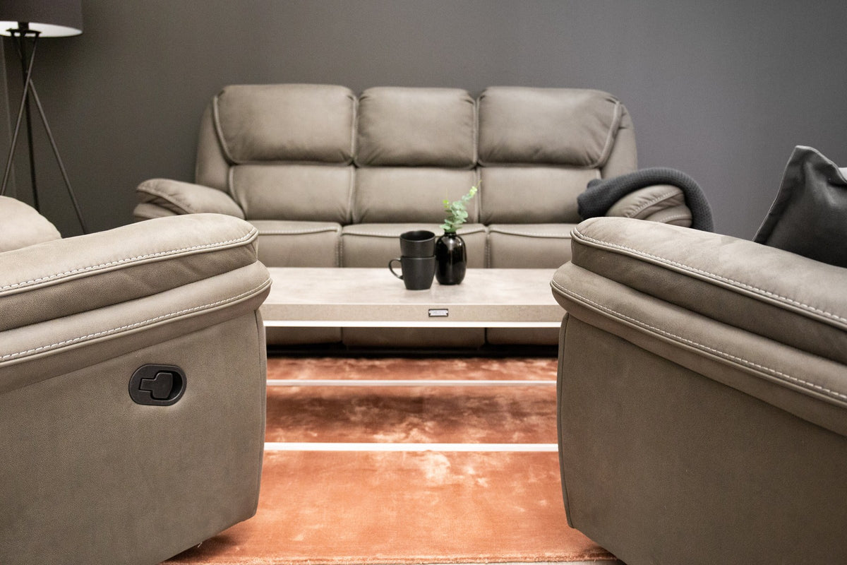 Graues 3er Relaxsofa der Serie Saranda von Venture Home mit Mikrofaser-Bezug, Kunststoffbeinen und Gestell aus Sperrholz und Stahl.