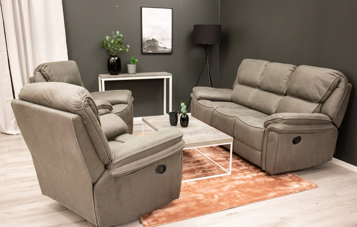 Graues 3er Relaxsofa der Serie Saranda von Venture Home mit Mikrofaser-Bezug, Kunststoffbeinen und Gestell aus Sperrholz und Stahl.