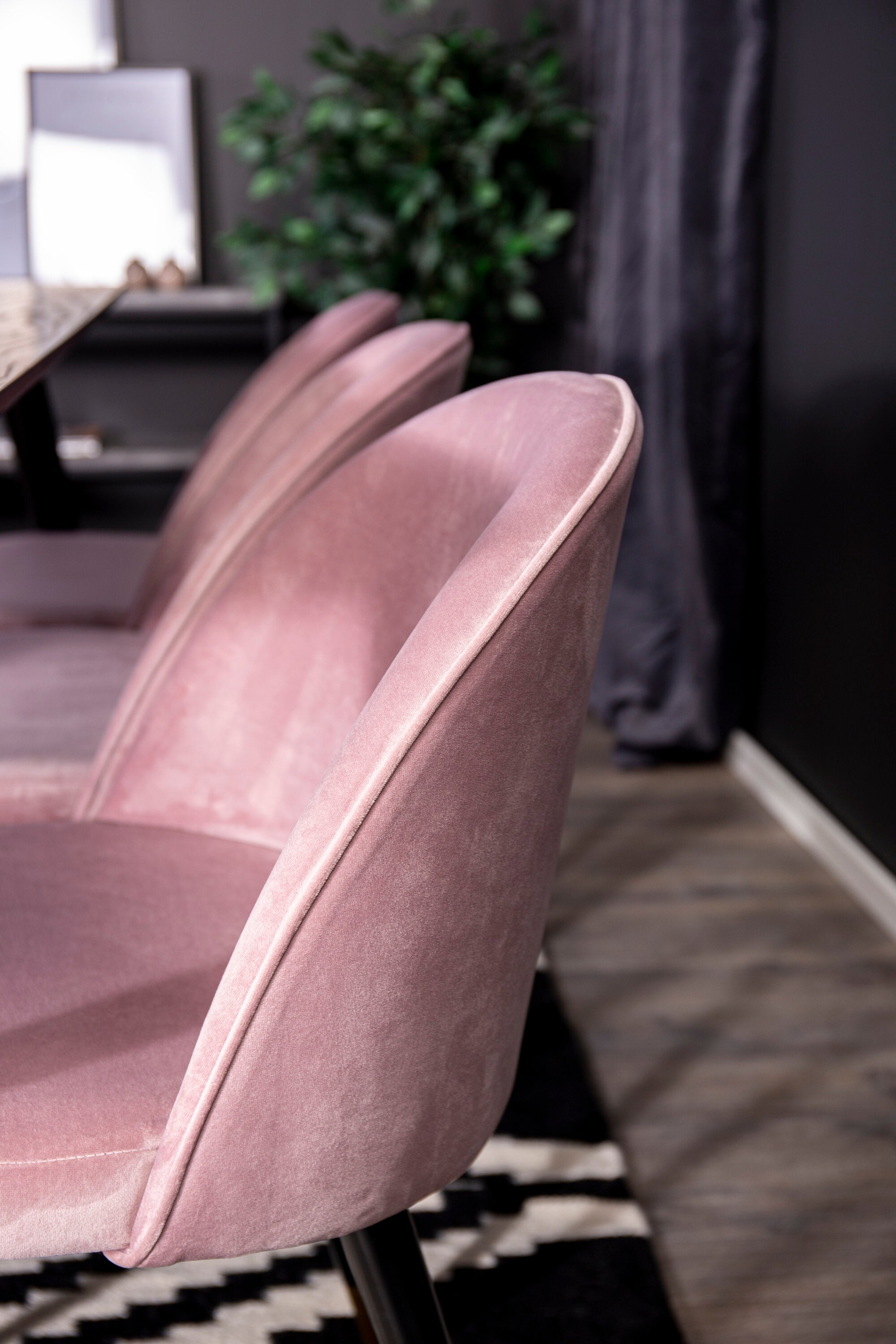 Dipp Esszimmerset + Velvet 180cm/6St. in Schwarz, Altrosa, Gold präsentiert im Onlineshop von KAQTU Design AG. Esszimmerset ist von Venture Home