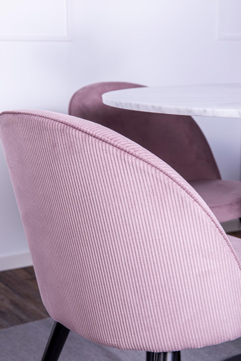 Estelle Esszimmerset + Velvet ⌀106cm in Schwarz, Altrosa präsentiert im Onlineshop von KAQTU Design AG. Esszimmerset ist von Venture Home