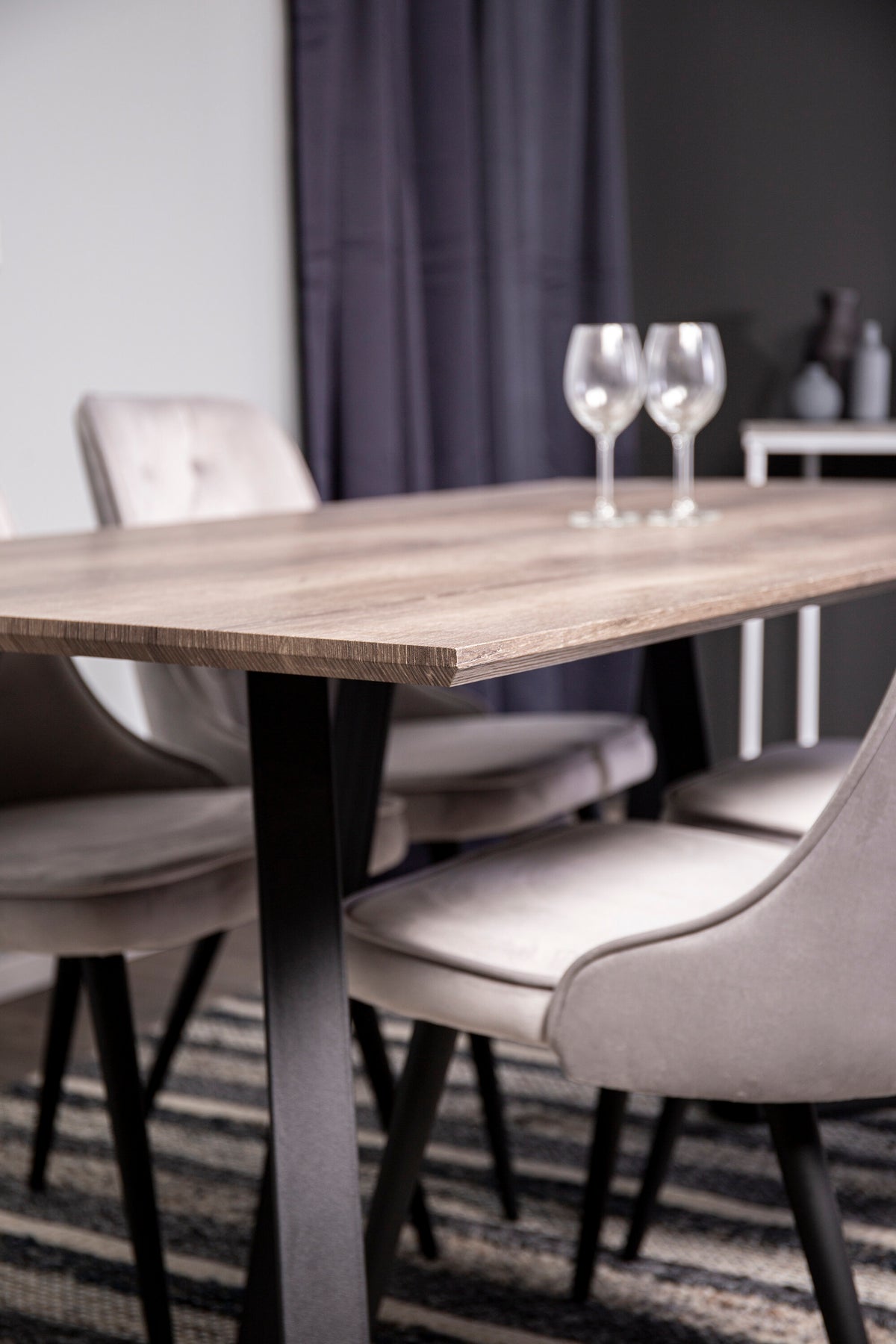 Schwarzes Esszimmerset Marina Art mit Tisch aus MDF und Sperrholz sowie sechs Stühlen mit Stahlgestell, 180 cm lang, sechsteilig.