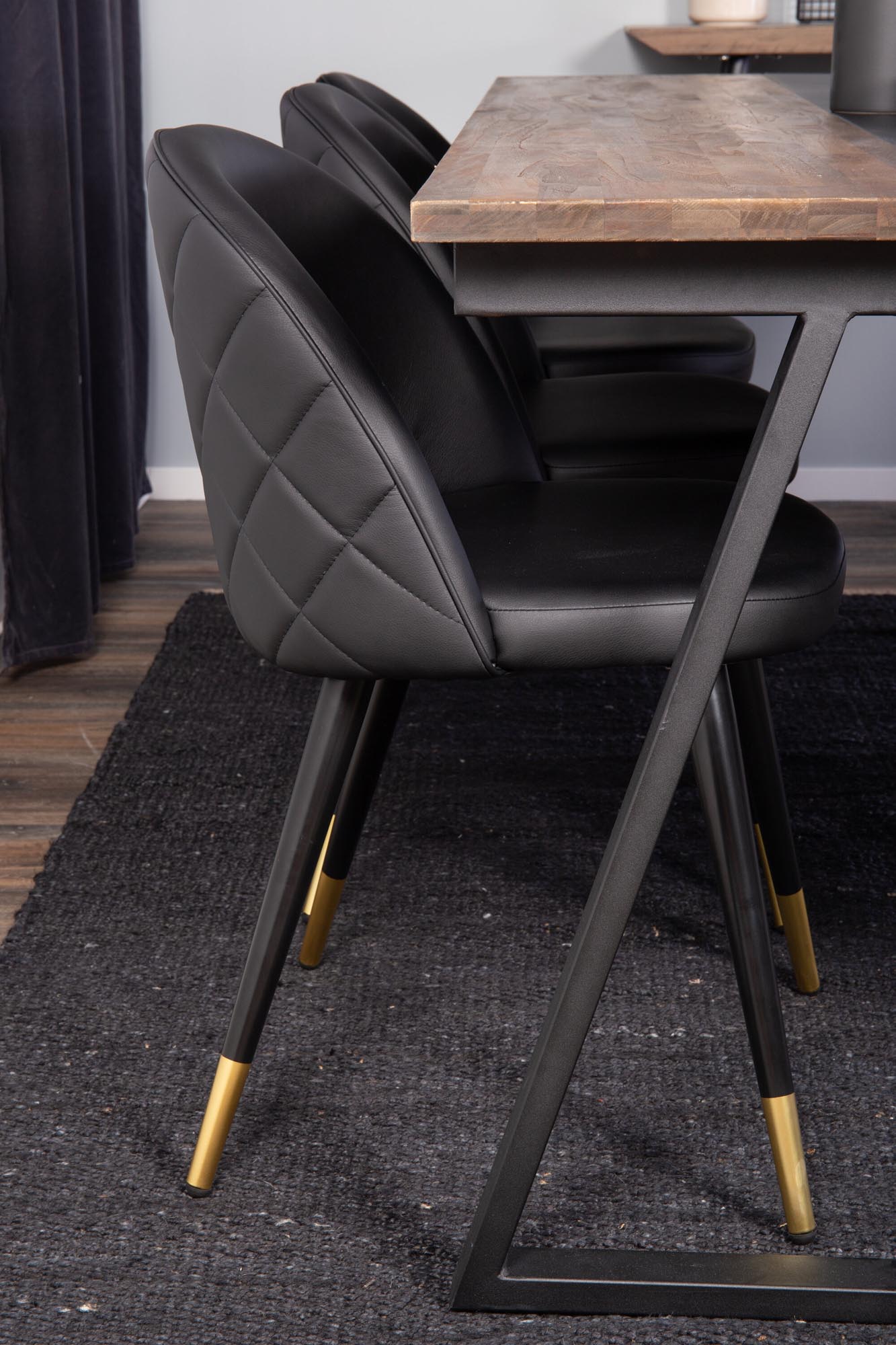 Jakarta Esszimmerset + Velvet 200cm/6St. in Schwarz / Gold präsentiert im Onlineshop von KAQTU Design AG. Esszimmerset ist von Venture Home