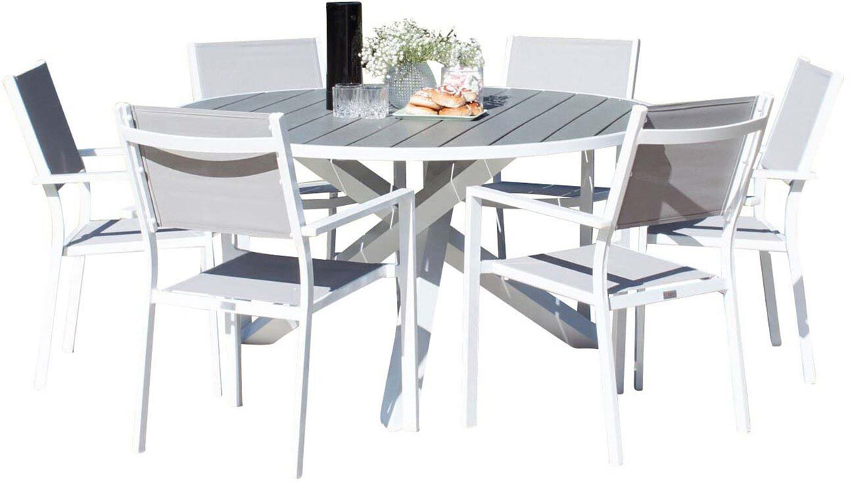 Rundes Outdoor-Tischset Parma, ⌀140 cm, mit sechs stapelbaren Copacabana-Stühlen aus Aintwood in Grau-Weiss, aufgestellt im Garten.