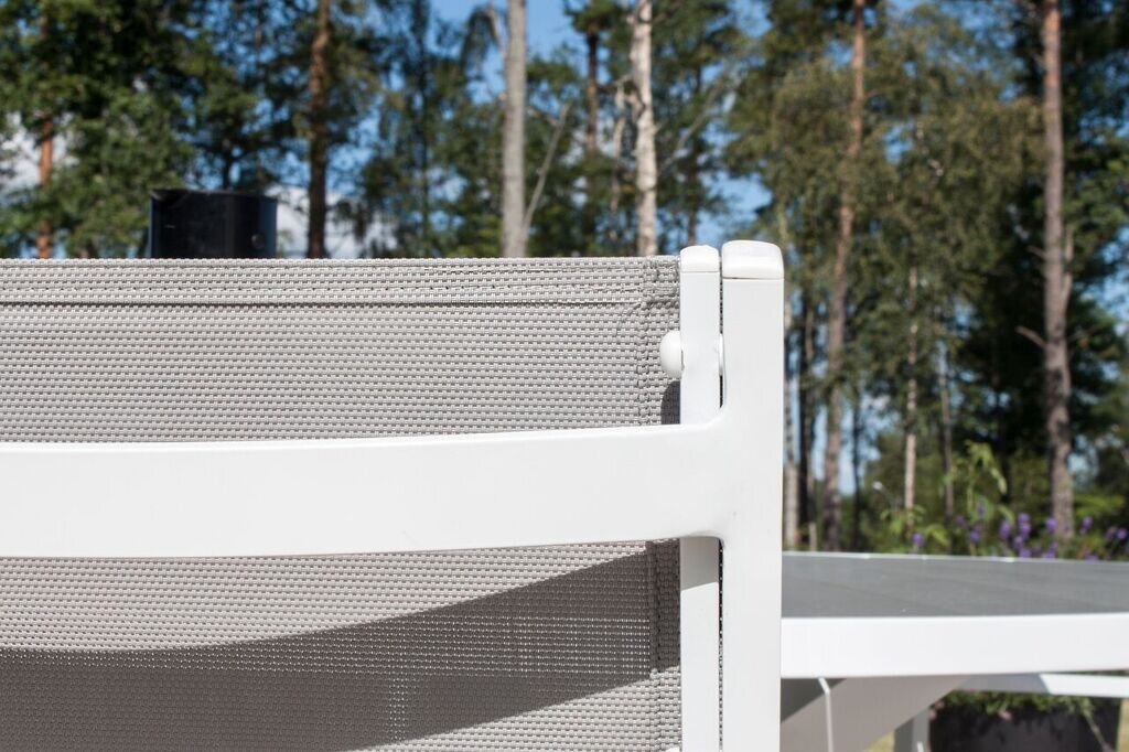 Rundes Outdoor-Tischset Parma, ⌀140 cm, mit sechs stapelbaren Copacabana-Stühlen aus Aintwood in Grau-Weiss, aufgestellt im Garten.