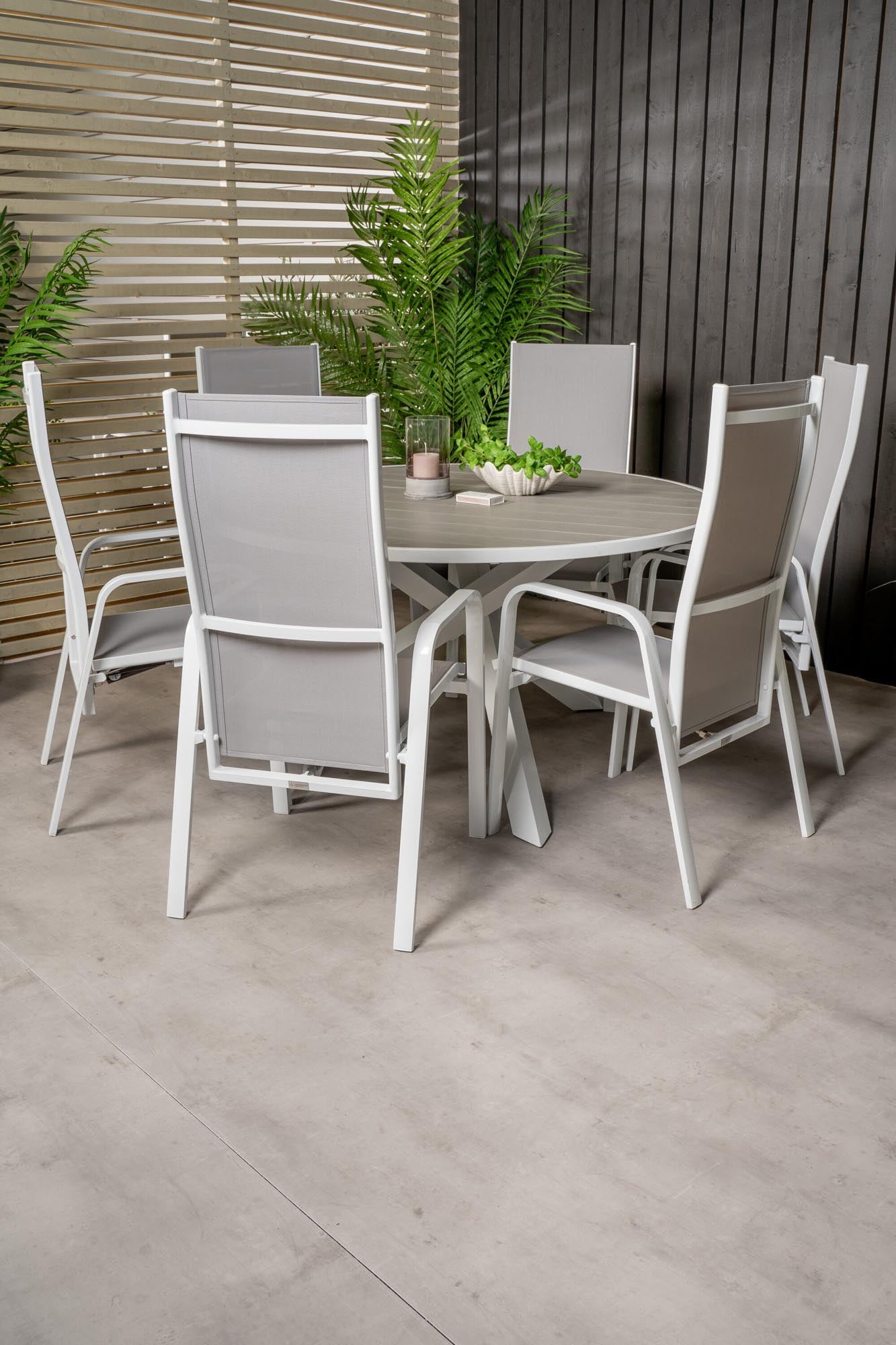 Stylisches Parma Outdoor-Tischset mit 6 Copacabana Stühlen. Ideal für gesellige Abende im Freien, wetterfest und bequem.