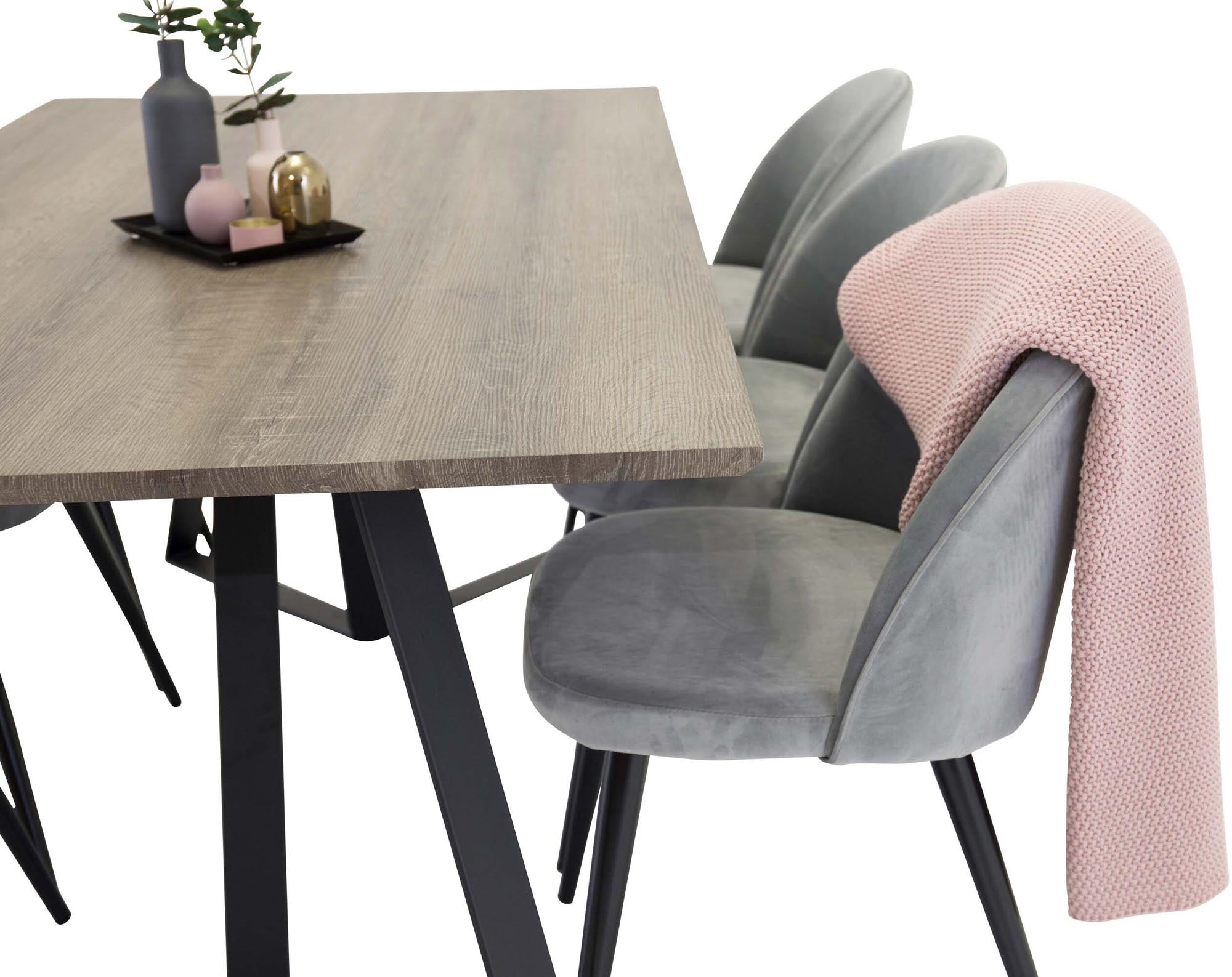 Entdecken Sie das elegante Marina Esszimmerset Velvet von Venture Home: Ein 180 cm langer Tisch und bequeme Stühle für unvergessliche Momente.
